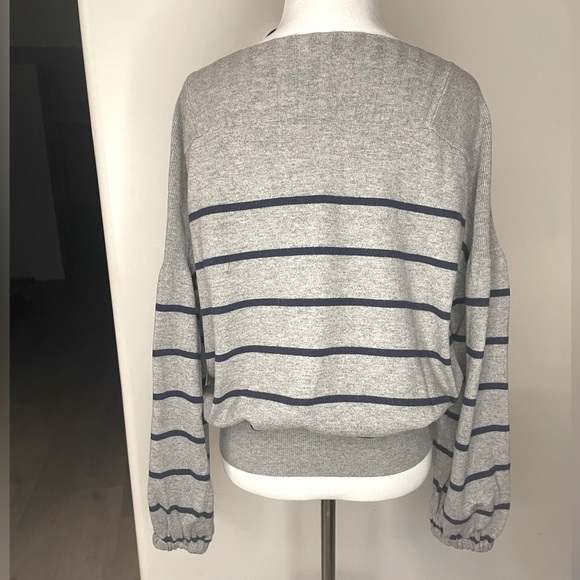 Lucky Brand Grey with blue stripes sweater, balloon sleeve Sz M - Picture 2 of 6